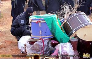داعش، سازهای موسیقی را آتش زد
