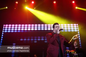 کنسرت امید حاجیلی در جشنواره موسیقی فجر - 26 دی 1395 کنسرت امید حاجیلی در جشنواره موسیقی فجر - 26 دی 1395